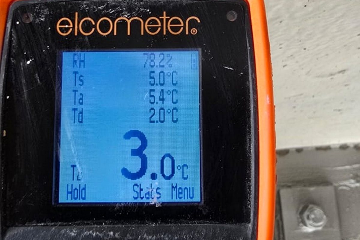 Nieprawidłowe warunki klimatyczne są jedną z częstych przyczyn późniejszych wad powłoki.